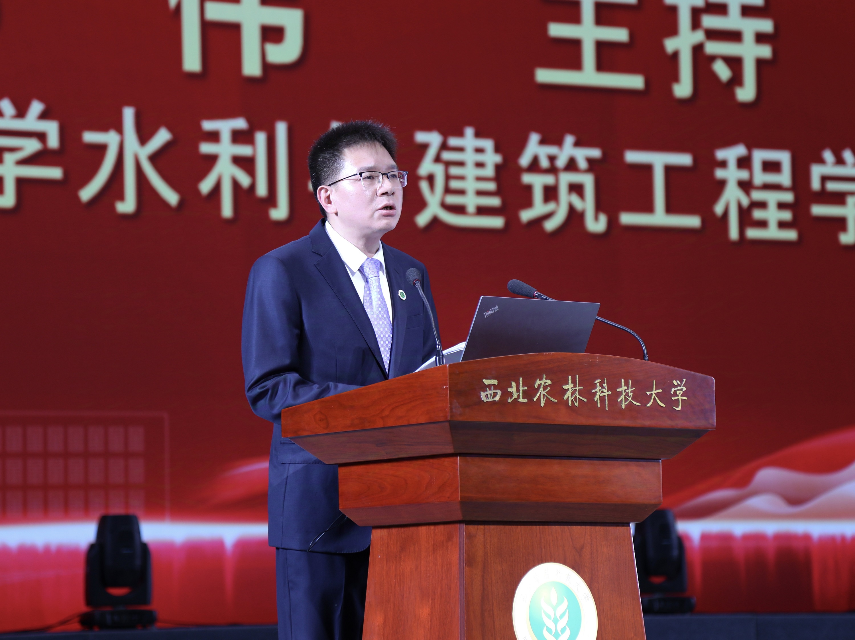 13-成人影视片
党委书记郑伟主持大会.jpg