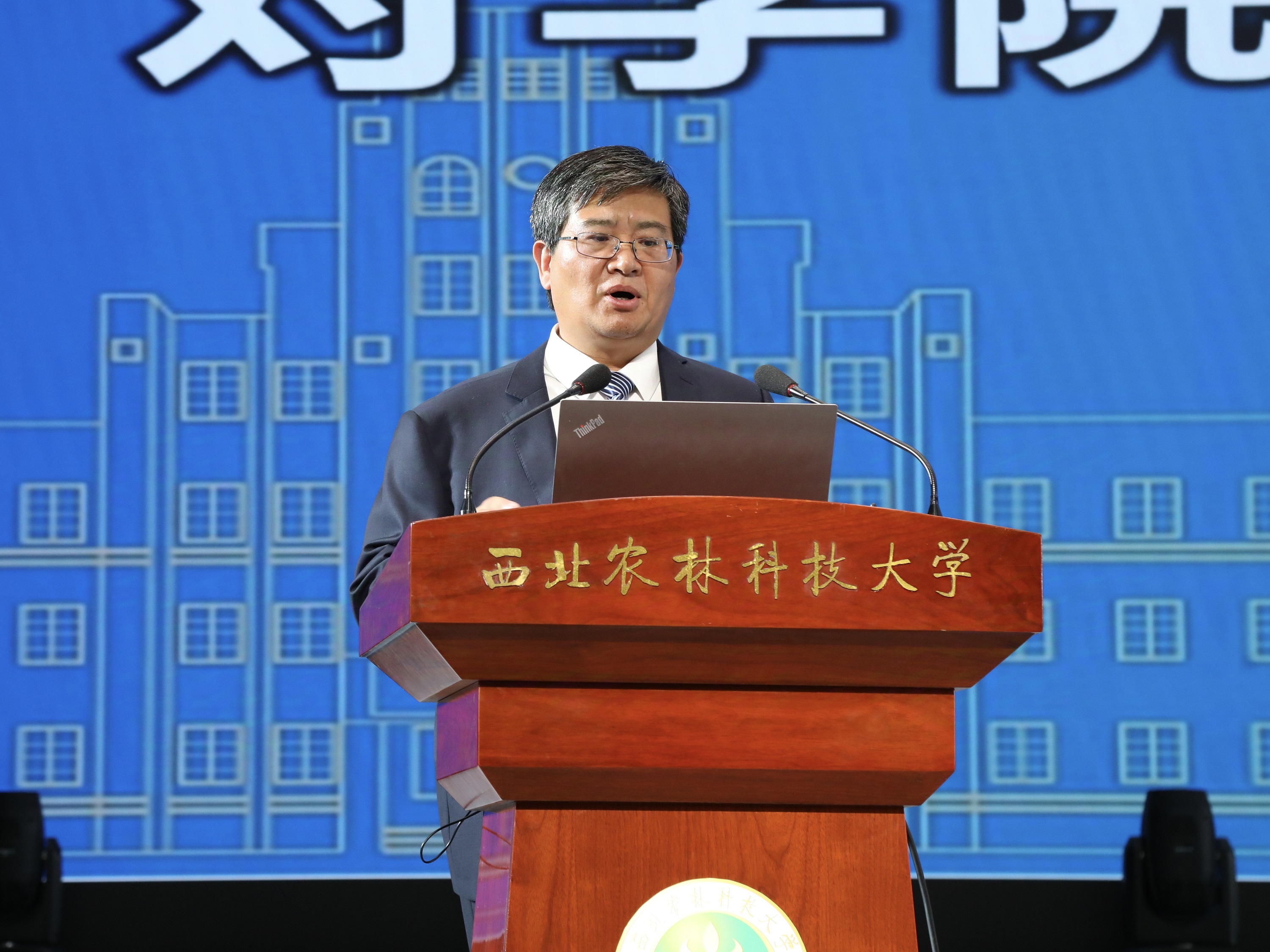 14-成人影视片
院长胡笑涛作成人影视片
事业发展工作报告.jpg